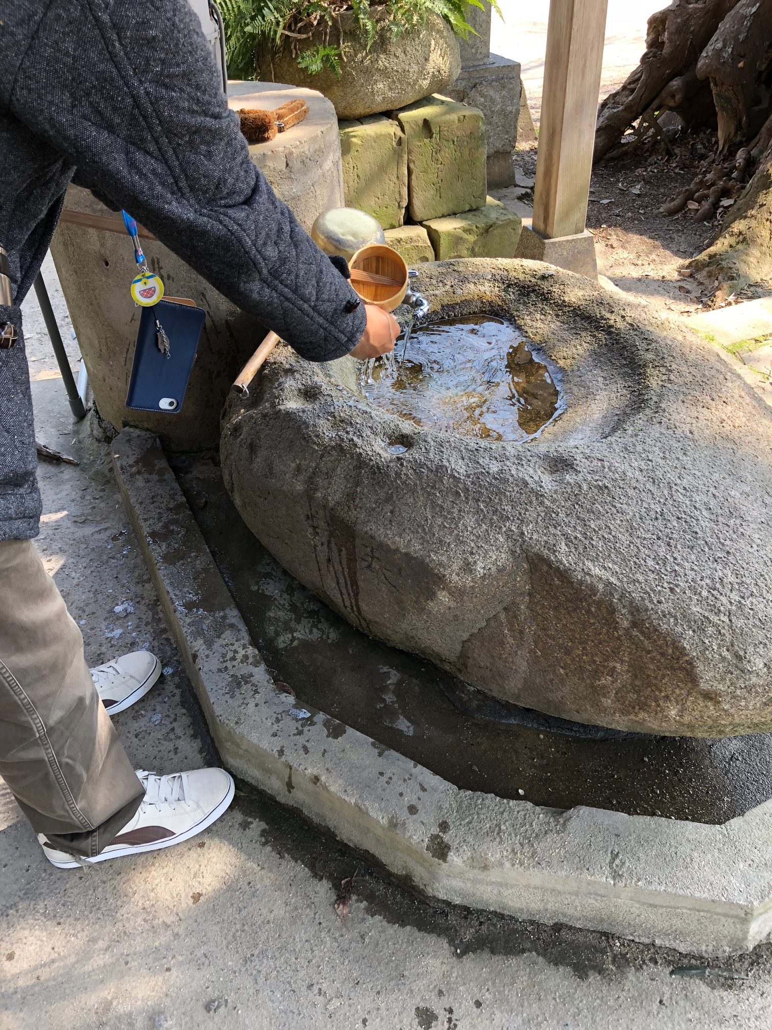 神社で手を洗います